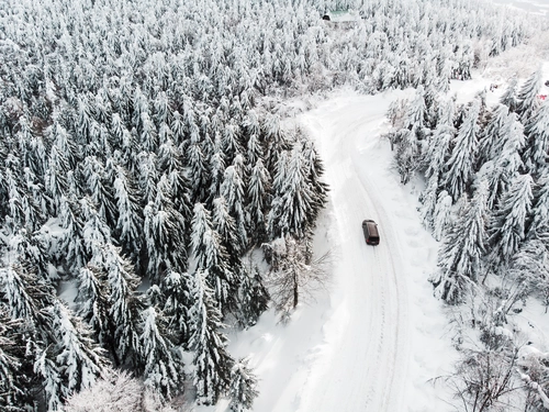 авто, автомобиль, машина, транспорт, заснеженная дорога, дорога, снег, зима, лес, снежный лес, белые